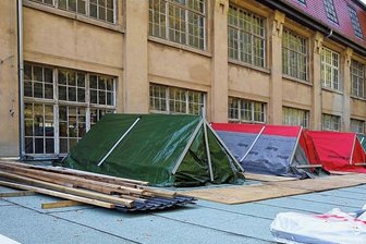 Tuchfabrik in Crimmitschau: Erst marodes Glasdach, nun statische Mängel - Die Erneuerung der fünf Oberlichter auf dem Anbau des Spinnereigebäudes soll noch im Oktober abgeschlossen werden. Unterdessen tun sich neue Probleme bei der Sanierung auf.