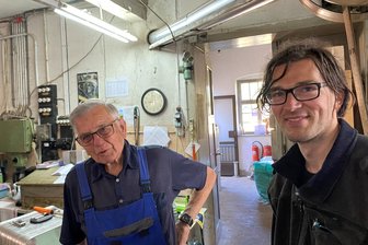 Tuchfabrik Lengenfeld statt Weltstadt Berlin: „Man muss im Leben halt Entscheidungen treffen“ - Zwei, die sich auf Anhieb verstanden haben. Textil-Ingenieur Eberhard Bley (links) und Textil-Industriemeister Philipp Bley sind nur im Geiste Verwandte. Der 86-Jährige gibt sein Wissen über den Maschinenpark der vergessenen Lengenfelder Fabrik nun an den 36-Jährigen weiter - was für ein Glücksfall für das Tuchfabrik-Projekt.
