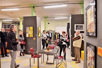 Tuchfabrik lockt mit der neuen Sonderausstellung "Wollansichten" - Schon während der Eröffnung der Sonderausstellung "Wollansichten" hatten sich viele Besucher eingefunden.