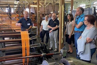 Tuchfabrik: Neue Ideen für Crimmitschauer Museum - Manfred Frierke (l.), der 36 Jahre lang als Veredlungsmeister in der Tuchfabrik beschäftigt war, führte die Museumsexperten aus dem Partnerkreis Ludwigsburg zwei Stunden durch die Hallen und erläuterte die Funktionsweise der Maschinen - zumeist gespickt mit persönlichen Erlebnissen.