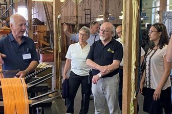 Tuchfabrik: Neue Ideen für Vermarktung - Manfred Frierke (l.), der 36 Jahre lang als Veredlungsmeister in der Tuchfabrik beschäftigt war, führte die Museumsexperten aus dem Partnerkreis Ludwigsburg zwei Stunden durch die Hallen und erläuterte die Funktionsweise der Maschinen - zumeist gespickt mit persönlichen Erlebnissen.
