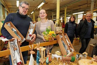 Tuchfabrik: Ostermarkt lockt Interessierte ins Crimmitschauer Museum - Mitorganisator Knut Kirsche (l.) gehört zu den mehr als 20 Kunsthandwerkern, die sich auf Besucher freuen.