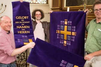 Tücher strahlen in Violett -