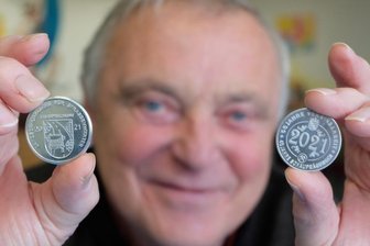 Tücken beim Münzkauf: Numismatischer Verein Stollberg will aufklären - Vereinschef Lothar Pfüller zeigt die Jubiläumsmedaille des Numismatischen Vereins, die anlässlich 55 Jahre Vereinsarbeit geprägt wurde. 