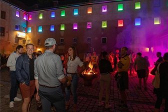 Tüftler des "Sternenlabors" sorgen für Hingucker in Plauens Elsteraue - Ein beliebter Treffpunkt war zur jüngsten Nacht der Muse(e)n die Bleichstraße. Die farbigen Lichtfenster fielen auf.