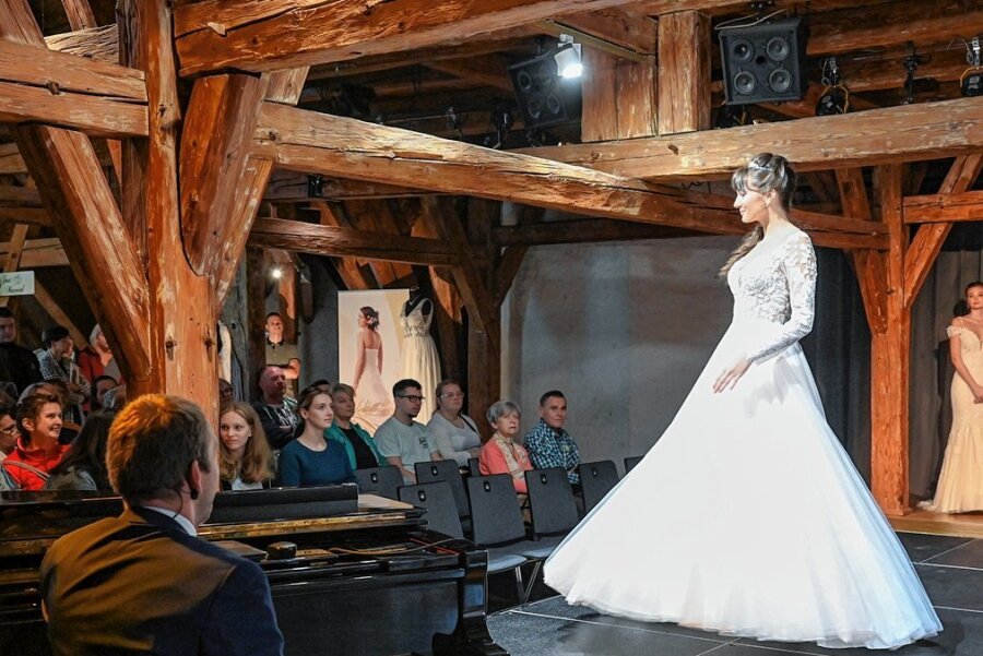 Tüll, Torten und Trauringe: Wird bei der Hochzeit gespart? - Die neuesten Trend bei Hochzeitskleidern ganz in Weiß hat ein Brautmodengeschäft aus Lichtenwalde gezeigt.