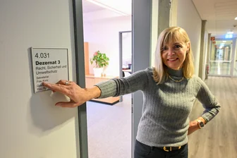 Tür an Tür mit der Chemnitzer Stadtspitze: Langjährige Bürgermeister-Sekretärin geht in den Ruhestand - Ihr Name steht noch am Türschild: Beruflich wird Elke Kunz das Büro im Bürgerhaus am Wall aber nicht mehr betreten.