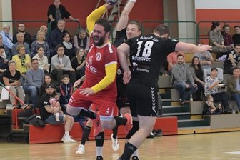 Tür zur Oberliga steht weit offen - Marko Cosic (am Ball) war für den ZHC Grubenlampe am Samstag wieder sehr gut aufgelegt.