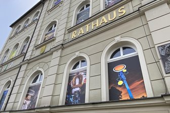Türchen des Zwönitzer Adventskalenders alle offen - An die Entstehung des Fotos vom Bahnsignal (unten re.) erinnert sich Klaus Jedlicka besonders gern.