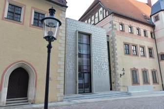 Türen auf für die Silberne Pforte in Freiberg: Darum ist der Eintritt zum Anbau am Stadt- und Bergbaumuseum kostenlos - Die Außenfassade des neuen Zwischenbaus am Stadt- und Bergbaumuseum Freiberg schimmert silbern - daher der neue Name „Silberne Pforte“.