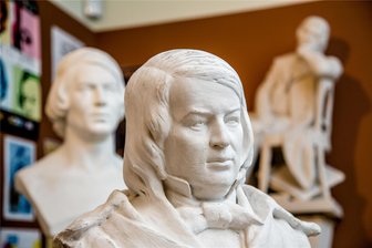 Türen auf mit der Maus in Westsachsen: Diese Häuser sind dabei - Im Zwickauer Robert-Schumann-Haus wartet ein Geheimnis um ein Bücherschränkchen auf junge Entdecker.