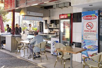 Türkei plant striktes Rauchverbot: Das sollten Urlauber jetzt wissen - Die Türkei will das Rauchverbot, das schon in allen geschlossenen Räumen von Restaurants, Cafés, Bars und Teehäusern gilt, auch auf den Außenbereich ausweiten.