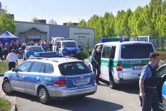 Türkische Hooligans attackieren Landsleute vor Sporthalle Mosel - Mit einem großen Aufgebot rückte die Polizei vor der Sporthalle Mosel an. Die Situation war rasch unter Kontrolle.