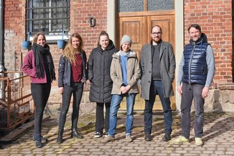"Türöffner" für Ideen in Chemnitz - Nur ein Teil der Mitarbeiterinnen und Mitarbeiter in der Geschäftsstelle des Vereins Asa-FF (von links): Carolin Juler, Hannah Zimmermann, Erne Schell, Julia Hell, Vorstandsvorsitzender Attila Bihari sowie Stefan Kausch.