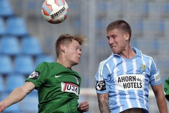 Türpitz will noch höher hinaus - Entschlossen: Philip Türpitz (rechts) im Kopfballduell mit dem Münsteraner Felix Müller.
