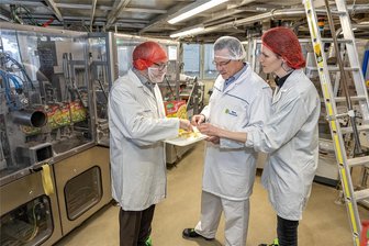 Tütensuppen-Hersteller Unilever entlässt in Auerbach fast jeden zweiten Mitarbeiter - Damals schien die Welt noch in Ordnung: Oberbürgermeister Jens Scharff (links) besuchte vor rund einem Jahr das Unilever-Werk und kostete mit Leiter Heiko Röder und Kommunikationschefin Carolin Weber die Produkte.