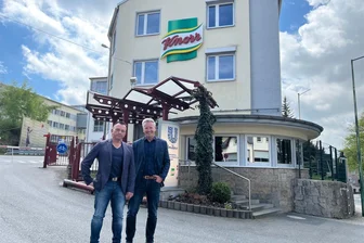 Tütensuppen-Hersteller Unilever: Massenentlassungen in Auerbach vom Tisch - Der Betriebsratschef von Unilever in Auerbach, Mario Schädlich (links), freut sich mit Hermann Soggeberg, Vorsitzender des Konzernbetriebsrats, über die Neuigkeiten für ihr Unternehmen. Dort werden unter anderem Knorr-Tütensuppen gefertigt.