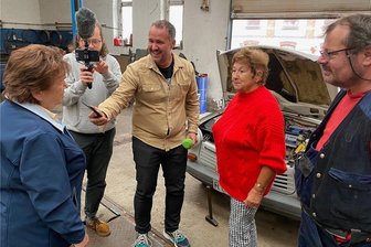 Tüv und Reparatur kostenlos: MDR überrascht die Trabi-Lady von der Göltzschtalbrücke - Überraschung gelungen. Christa Trommer (links) bedankt sich über die MDR-Aktion "Wünsche werden wahr" bei Christa Reiher für 25 Jahre Gästeführungen an der Göltzschtalbrücke. Ausgestrahlt wird der Beitrag im Morgenradio und online. Das MDR-Team Silvio Zschage und Konstantin Henß war am Montag in der Werkstatt von Mike Lötzsch.