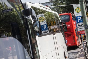 TÜV-Verband schlägt Alarm: Fast jeder fünfte Bus fällt durch - Fast jeder fünfte Bus, der beim TÜV geprüft wurde, hatte vergangenes Jahr erhebliche Mängel. (Archivbild)