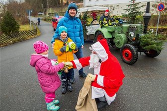 Tuk, tuk, tuk - der Weihnachtstraktor kommt - 