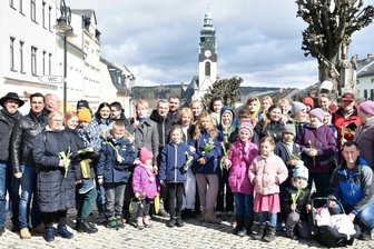 Tulpenmarkt führt Flüchtlinge aus derselben Straße zusammen - Gäste auf dem Tulpenmarkt waren Flüchtlinge aus der Ukraine, die in Bad Brambach, Markneukirchen und Adorf Aufnahme gefunden haben. Helfer aus der Region hießen die Menschen willkommen.