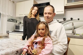 Tumor soll Traum vom Haus nicht zerstören: Warum Aufgeben für Familie aus Wildenfels nicht infrage kommt - André Weißbach (46) mit Tochter Aileen (4) und Lebensgefährtin Nelli Damer (37) in der sanierten Küche des Hauses in Wildenfels. Das im vorigen Jahr erworbene Haus möchte der Mann mit der Diagnose Hirntumor seiner Familie hinterlassen und bittet deshalb um Spenden und Unterstützung beim Ausbau.