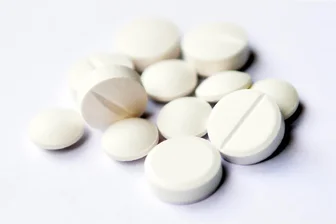 Tumult in Hainichen: Mann demoliert Nachbarwohnung und greift unter Alkohol und Tabletten Polizisten an - Mit Tabletten, Whiskey und Wodka hatte ein Angeklagter sich aufgepusht, der jetzt am Amtsgericht Döbeln verteilt wurde.