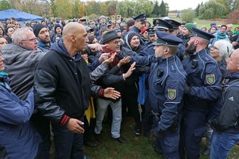Tumult überschattet Einweihung von Gedenkstätte für NSU-Opfer - 