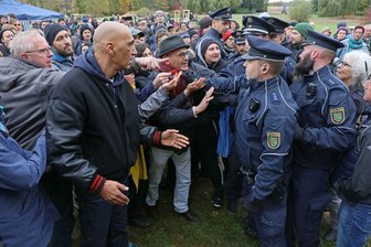 Tumult überschattet Einweihung von Gedenkstätte - 
