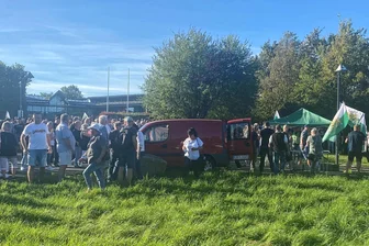 Tumultartige Szenen im und vorm Zwickauer Kreistag: So provozierten die „Freien Sachsen“ - Die „Freien Sachsen“ postieren sich vor der Sachsenlandhalle. Dort tagt bereits der Kreistag.