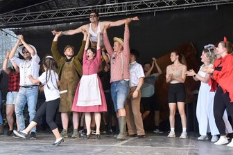 Tuning-Nacht, Ritterspiele und „Das kalte Herz“ mit Tom Pauls: Wochenend-Tipps fürs Obere Vogtland - Kirmes 2.0 heißt es am Wochenende in Gunzen: Das Anfang Juni wetterbedingt abgesagte Fest wird nachgeholt. Zur Kirmes im vergangenen Jahr war die Aufführung von „Gunzener Bauer sucht Frau“ der Höhepunkt des Festsonntags.