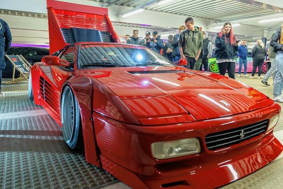 Tuning-Treffen der Superlative: Schönecks Innenstadt zeitweise verstopft - Eine absolute Rarität: In den 1990er Jahren war der Ferrari 512 TR der Sportwagen schlechthin. 
