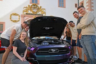 Tuningszene des Erzgebirges trifft sich am 19. Juli erneut auf der Augustusburg - Motorschau: Lina (vorn l.) Christian, Angus, Franz (vorn r.), Florian, Tom und Laura.