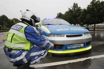 Tuningtreffen in Jahnsdorf: Polizei stellt Fahrzeuge sicher - Tuningkontrolle in Pfaffenhain: Diesen Opel hat die Polizei sichergestellt.
