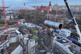 Tunnel eingeflogen: Spektakuläre Bauarbeiten im Zoo Leipzig - Tunnel im Anflug: Die ersten beiden Röhren, durch die Besucher die Unterwasserwelt im Feuerland bestaunen können, sind jetzt verlegt worden.