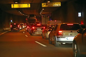 Tunnel in Mosel nach Zusammenstoß von Pkw und Lkw zwei Stunden gesperrt - Im Mosler Tunnel staute sich am Mittwoch nach einem Unfall der Verkehr in Richtung Zwickau.