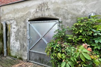 Tunnel unter Burg Mylau öffnet seine Tore - Der 1944/45 quer durch den Berg unter der Burg Mylau getriebene Luftschutztunnel ist am Sonntag für Besucher begehbar. Im Bild das Tor an der Brücknerstraße.