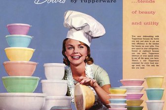 Tupperware: Kult-Marke jetzt auch in Deutschland insolvent - Diese Titelseite des Tupperware-Katalogs aus dem Jahr 1963 hat es sogar in das Haus der Deutschen Geschichte geschafft.