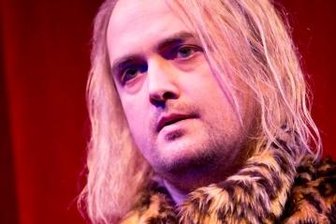 Turbulente Farce aus alter Zeit - Leonce (Philipp Reinheimer) als Rockbarde.