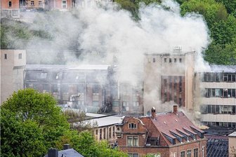 Turbulenter Tag für die Plauener Feuerwehr - In einer Lagerhalle des ehemaligen Werks Plauener Gardine war unterm Dach ein Feuer ausgebrochen.