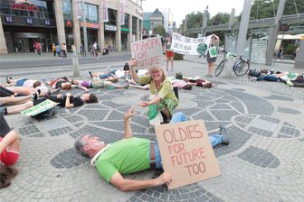 Turbulenter Wahlkampf für Grünen-Paar im Vogtland: Abberufung und die vergebliche Suche nach einem Faxgerät - Dieter Rappenhöhner (vorn liegend) und Elisabeth Tanzer (dahinter hockend) bei einer „Fridays for Future“-Aktion 2019 auf dem Plauener Postplatz: Beide kämpfen jetzt um Mandate für den Vogtland-Kreistag.