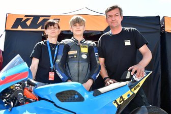 Turbulentes erstes Rennwochenende für mittelsächsische Piloten - Danny Hinkelmann (M.) mit seinen Eltern, die ihm den Rennsport überhaupt erst ermöglichen.