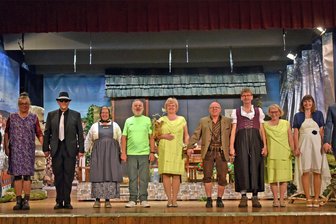 Turbulentes Mundarttheater in Crottendorf - Mundarttheater Crottendorf: die Truppe beim Schlussapplaus des jüngsten Auftritts.