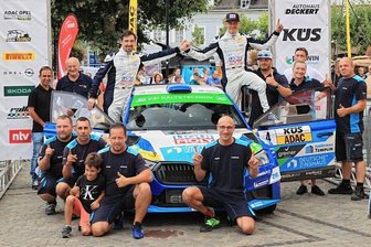 Turbulentes Rallye-Wochenende endet mit erneutem Podestplatz - Julius Tannert (rechts) und Beifahrer Frank Christian (links) freuten sich in St. Wendel mit dem gesamten Team über Platz 2.