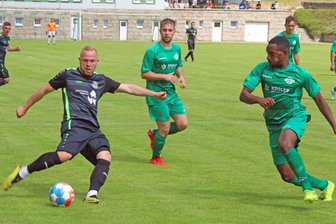 Turbulenzen bei Sachsen Werdau - Auch Johannes Gemeinhardt (links) - hier im Pokalspiel gegen den FSV Limbach-Oberfrohna - hat den FC Sachsen Werdau verlassen. Der Offensivspieler wechselte zu Ligakontrahent TSV Crossen. 