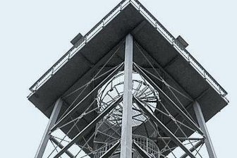 Der Aussichtsturm auf dem Totenstein.