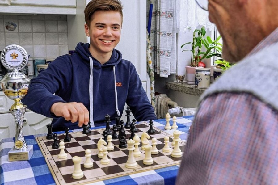 Turm geschlagen - Titel erobert - Der 17-jährige Jakob Matthäi hat nach seinem Erfolg bei der Sachsenmeisterschaft der U 18 auch im anschließenden Training mit dem 77-jährigen Ulrich Wünsch gut lachen. 