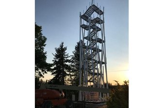 Turmbau in Remtengrün geht schneller voran als geplant - Schneller als gedacht geht es voran für den neuen Aussichtsturm in Remtengrün bei Adorf: Das Grundgerüst steht schon.