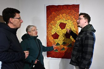 Turmgalerie Augustusburg trotzt dem Winter mit einzigartiger Kunst - Ulrich Haselhuhn (v. l. ) gestaltet einige der Linoleumbilder gemeinsam mit seiner Frau Norma; hier im Gespräch mit Sohn Tim.