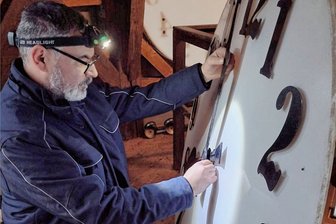 Turmuhr in Geringswalde funktioniert wieder - Torsten Kretschmer vom Spezialbetrieb HEW bringt nach dem Austausch des Uhrwerkes die Zeiger an. 